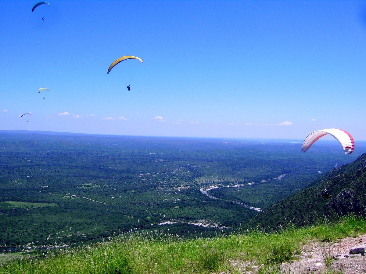 Vuelo en parapente sobre Cuchi Corral y el Valle de Punilla